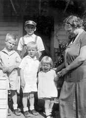 Albert 11  Loren 6  James 5  Betty 2  Mother Ruth Hobbs 35  summer 1934