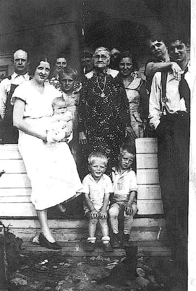 Grandma_Hobbs_and_extended_family-1932-_1.jpg