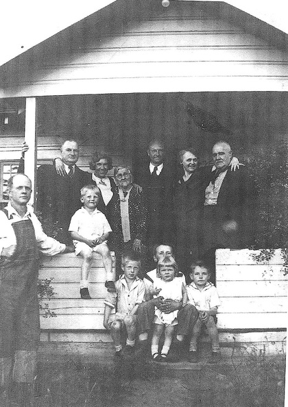 Grandma_Hobbs_and_extended_family_about_1933.jpg